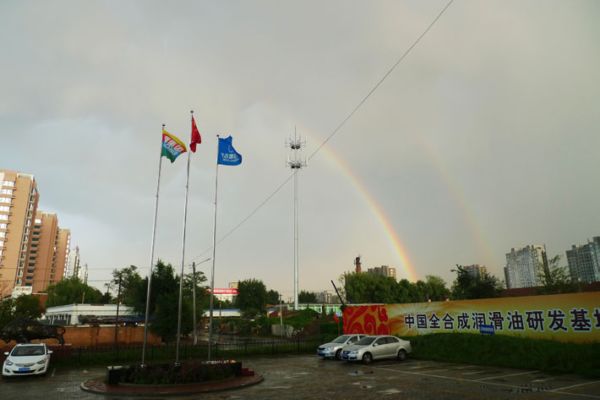 赤橙黃綠青藍(lán)紫,誰持彩虹當(dāng)空舞